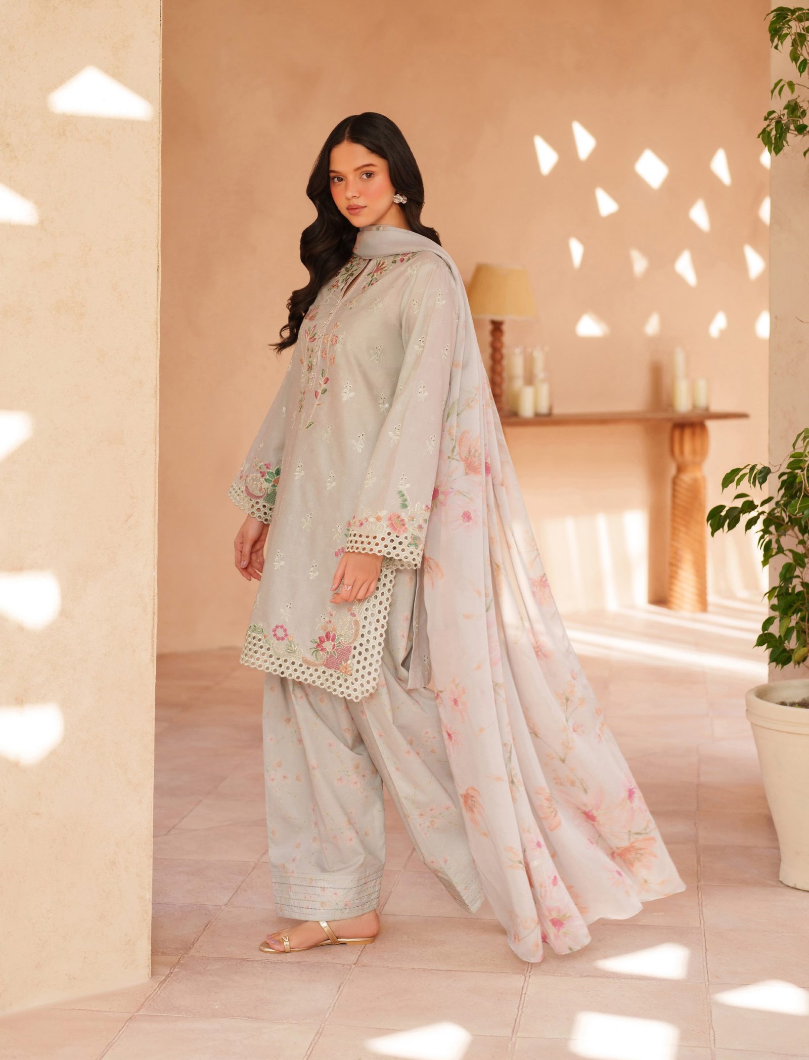 Iznik Luxury Lawn - Ice Gray Embroidered Suit