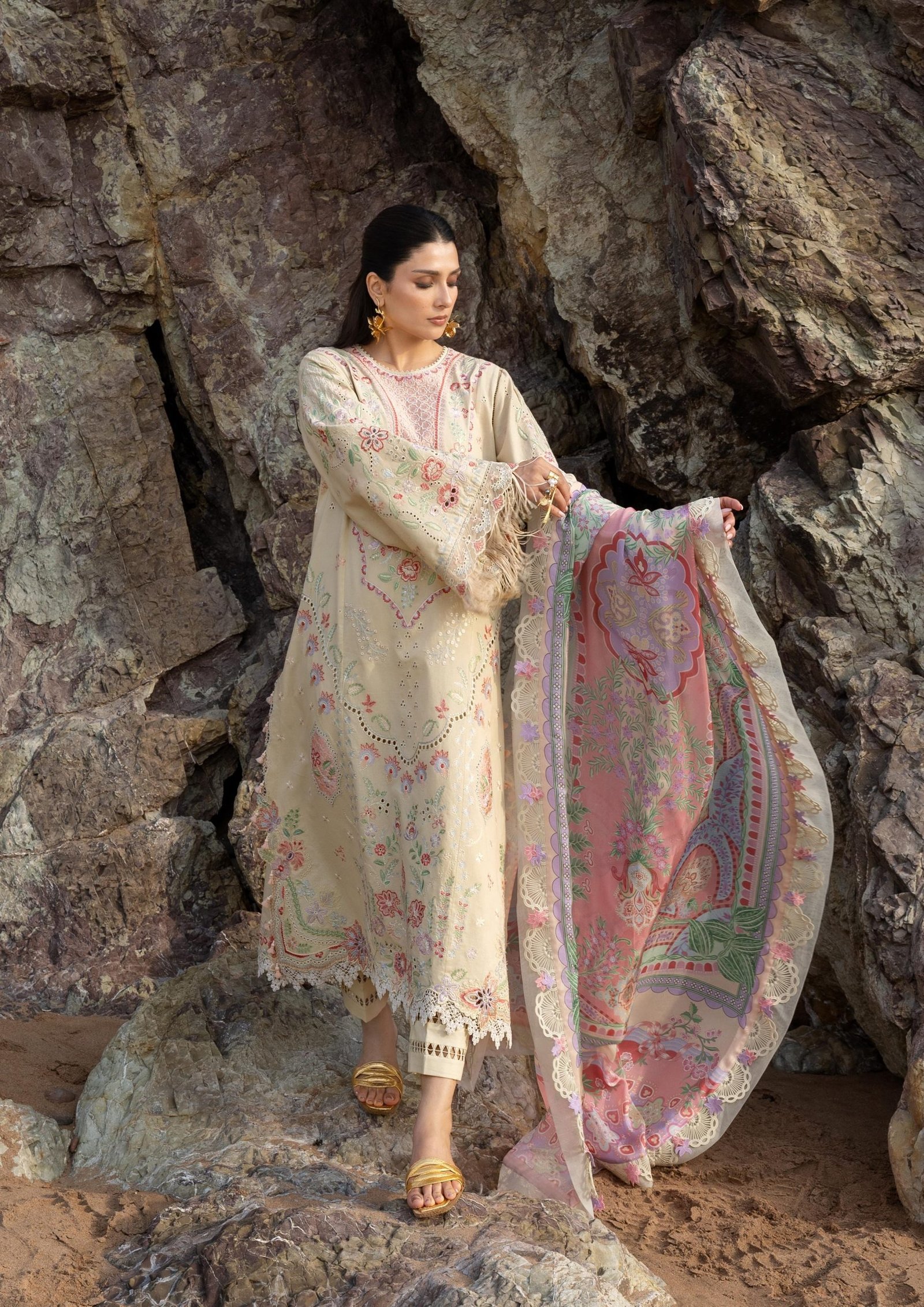 Siraa Luxury Lawn - Sunehri Embroidered Suit